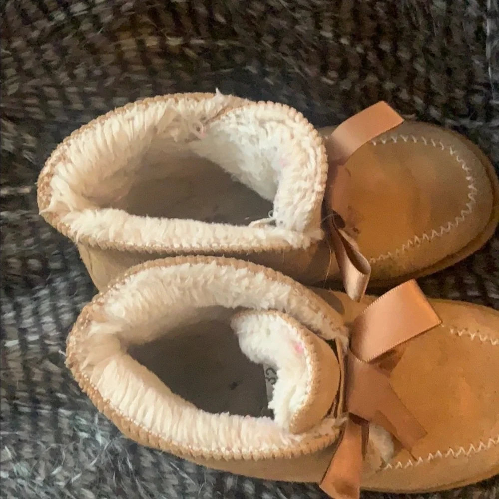 Tan kids winter ugg type boot size 1